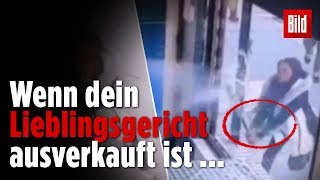 Download lagu Hungrige Frau randaliert vor Burgerladen mit Baseball-Schläger mp3