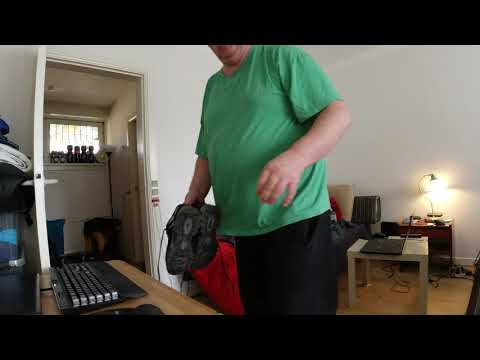 MongoTV_4407 - FIK BAGHJUL FRA MIN RØDE MOUNTAINBIKE MED OP I LEJLIGHED FOR AT SKIFTE CYKELSLANGE