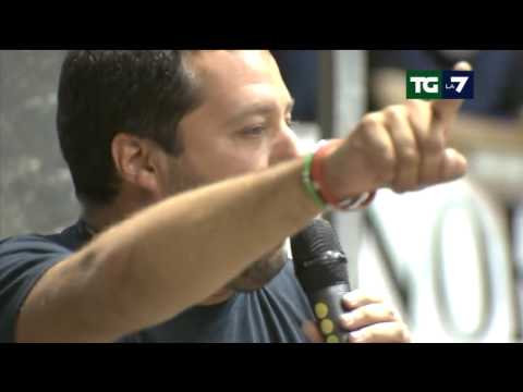 Immigrazione, volano insulti tra Salvini e Renzi