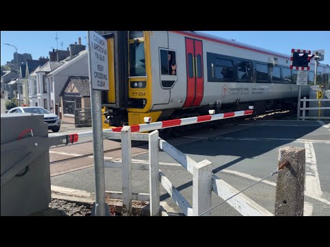 TFW train crosses at one of Criccieth’s two level crossings.
