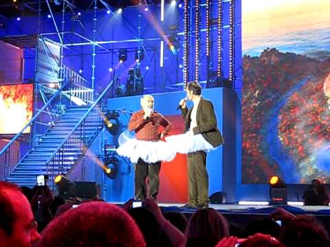 Enfoirés 2010 - NICE - Goldman, Jugnot en tutu