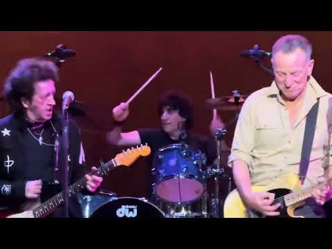Bruce Springsteen and Willie Nile- One Guitar