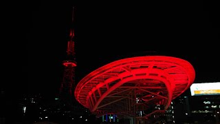 赤いイルミネーションが点灯する瞬間