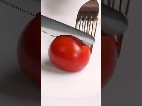How to eat a tomato elegantly, without making a mess🍅