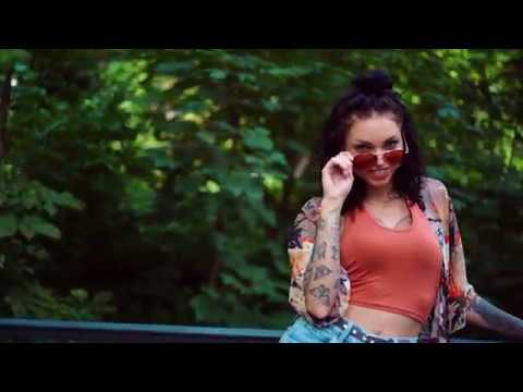 Als Profi oder Model bekommst du von uns professionelle PR-Fotos und PR-
Videoclips, die deine Fans und Follower garantiert liken.
Aber auch für alle anderen,
die sich einfach nur mal professionell fotografieren und filmen lassen wollen