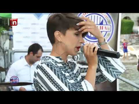 Ansamb Biljana i Martina Kostova - Izlegov mamo da se rasetam( Live)