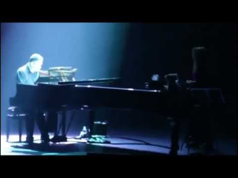 Ladies and gentlemen ! Please welcome Giora Linenberg ! The great composer and pianist !