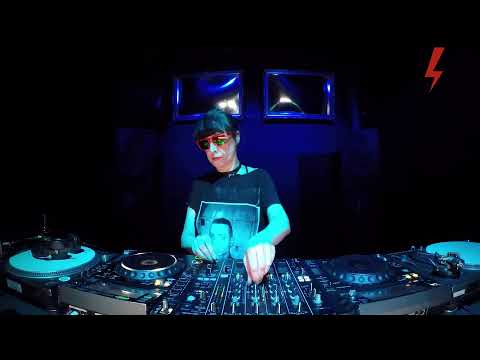 The Blue Oyster: Bombchen / 02.11 / 17 - 18