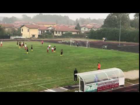 Il rigore di Montemezzo nella goleada della Juniores dell'Ispra