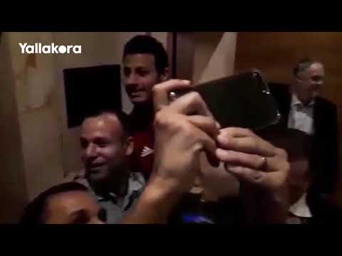 سيلفي الشناوي مع الجماهير وتحية خاصة لأحمد فتحي في مقر إقامة المنتخب