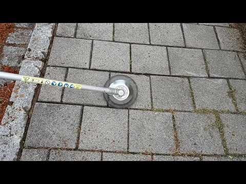 Mit der Motorsense + Unkrautbürste Moos und Unkraut ohne Chemie super leicht entfernen.