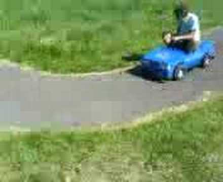 två pojkar som glider i sina bilar