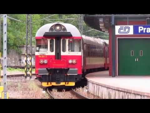 Pražský Katr 854.021 "Lenka" odjíždí z Prahy hl.n.