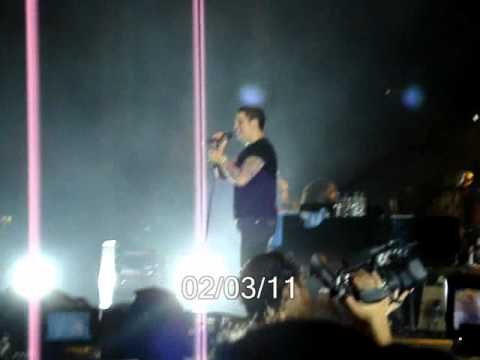 Alejandro Sanz presentando a Chris Hierro Luna Park marzo 2011