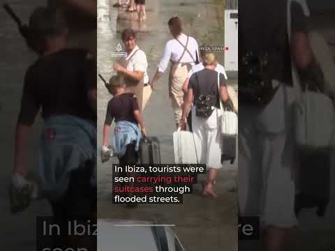 Residents hoisted from rooftops amid Spain’s deadly flooding | AJ #shorts