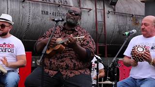 Saudosa Maloca [Nos Trilhos Do Samba - EP] Lyrics English Translation