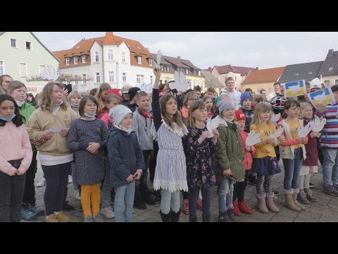Elsterwerda: Friedenssingen gegen den Krieg in der Ukraine - LAUSITZWELLE
