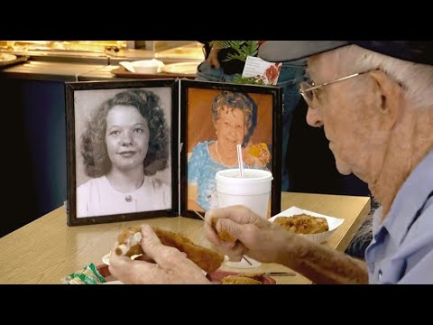 L'amore infinito tra Clarence e Carolyn: lei è morta, ma lui pranza con le sue foto sul tavolo