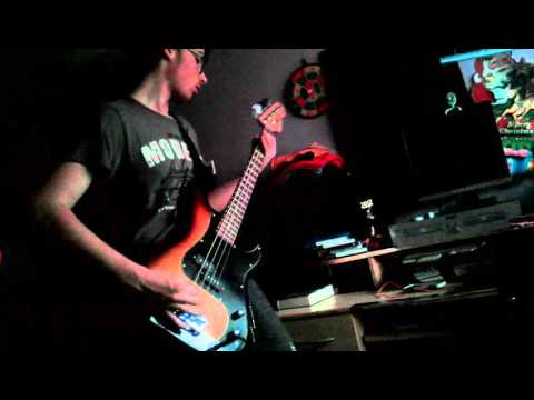 NikoCZ hraje na basu