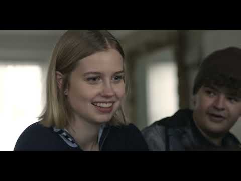 Gaten Matarazzo singing  I keep on fallin Honor Society