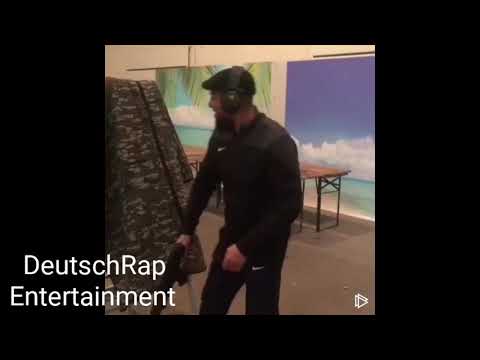 GRINGO44 - Ballert mit der AK47 herum