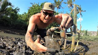 solo survival -I NEARLY LOST MY FINGER- making a survival fish trap. MUD CRAB ATTACK.. Ep 25