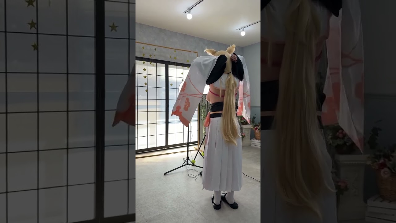 スマホを鏡にしてポーズチェックするのもコスプレイヤーの日課です