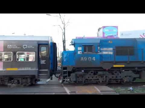 GM GT-22 CW A904 (ex 9038) con tren de pasajeros 4510 Haedo-Temperley de 8.20 saliendo de Haedo