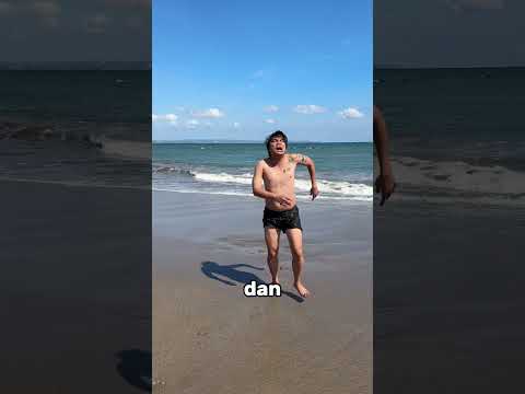 Ternyata perih yaa berenang di laut