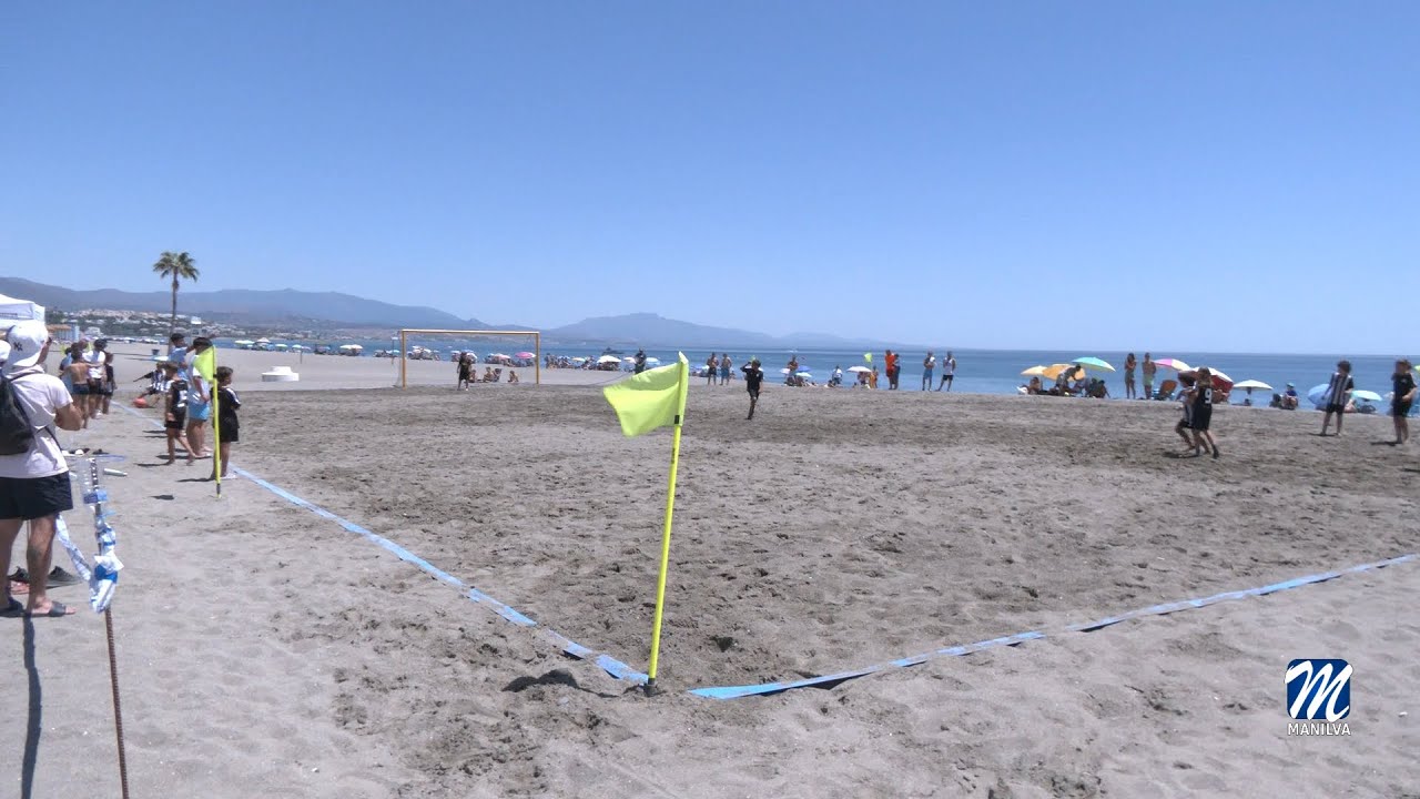 El torneo de fútbol playa acoge a unos 100 jóvenes