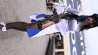 黒いガーターのコスプレイヤー