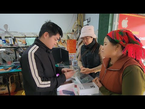 To make it easier to stay in touch, Hong's mother gave her a new phone.