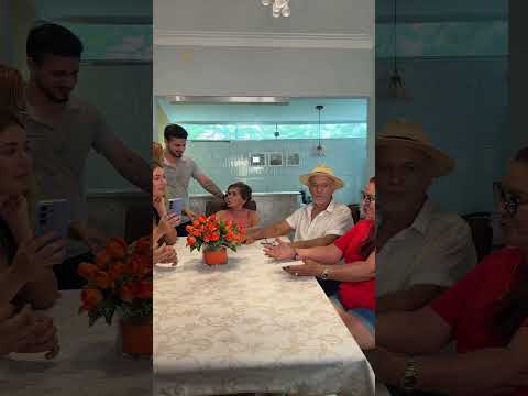 o rodrigo se adequando a cada família kkkkkkkk