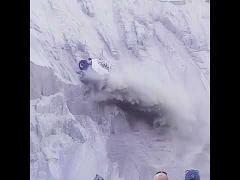 Cross-Auto fährt Klippe hoch