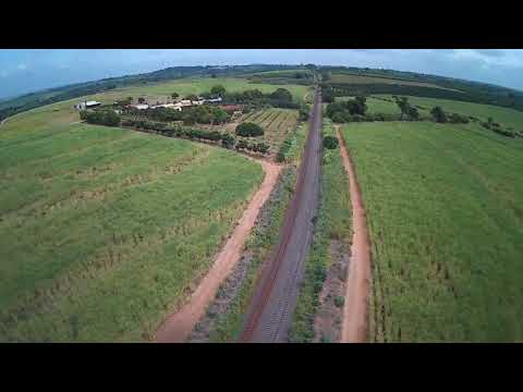 Linha férrea e a cidade de Cândido Rodrigues sp ao fundo da imagem
