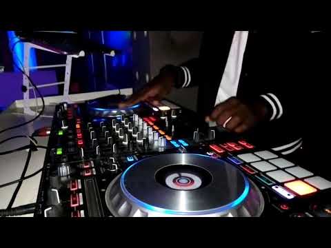 Baba mwenye nyumba akifanya yake DJ dry