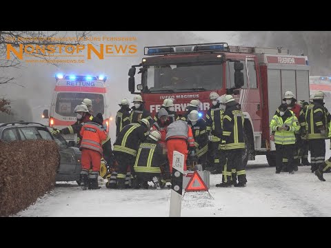 BMW Fahrer landet nach Frontalcrash mit VW in Vorgarten - Christoph 26 bringt Insasse in Klinik