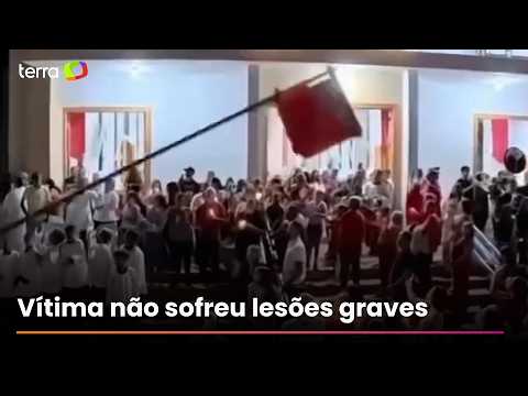 Mastro de bandeira cai sobre fiel durante celebração religiosa em MG