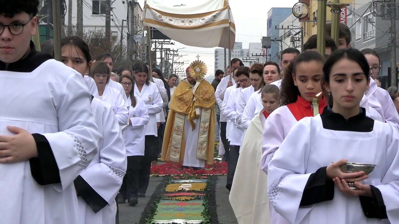 Corpus Christi em Rio do Sul. Fiéis iniciaram na madrugada a confecção dos tradicionais tapetes