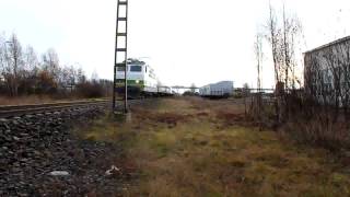 preview picture of video 'Express train 701 underpasses Joutsensilta bridge with green Sr1 locomotive'