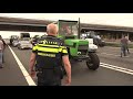 Boeren rijden met trekkers de A2 op, kilometerslange file
