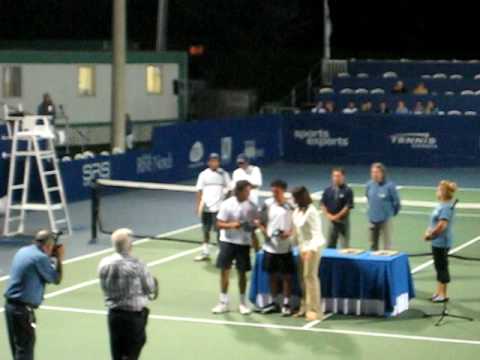 Duilio BERETTA (Peru) and  Huang receiving caps- Canadian Open Junior doubles Champions Sep 04, 2009