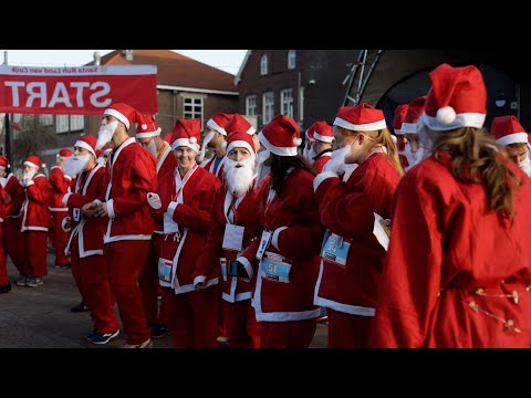 Meer dan honderd kerstmannen- en vrouwen renden Santa Run in Boxmeer