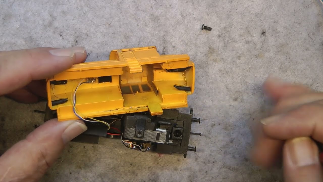 Wolfgangs Märklin Modellbahn  Henschel DHG bekommt HL Motor und LEDs