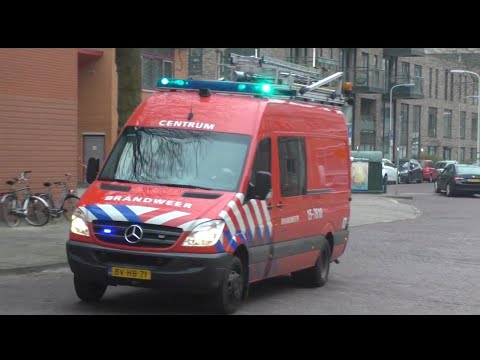 Duikwagen brandweer Den Haag Centrum met spoed onderweg naar een Persoon te water in Den Haag