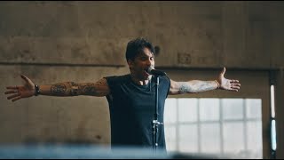 In Un Mondo Di Stronzi Lyrics English Translation