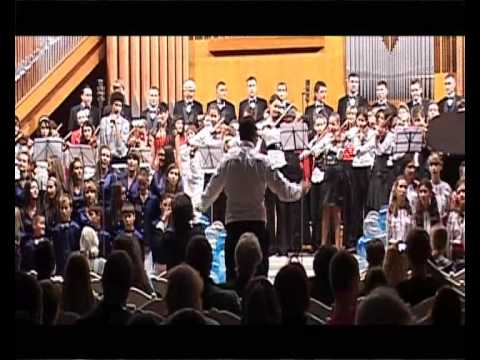 Michael Jackson "Heal the World" with choir in Moldova. Amazing.