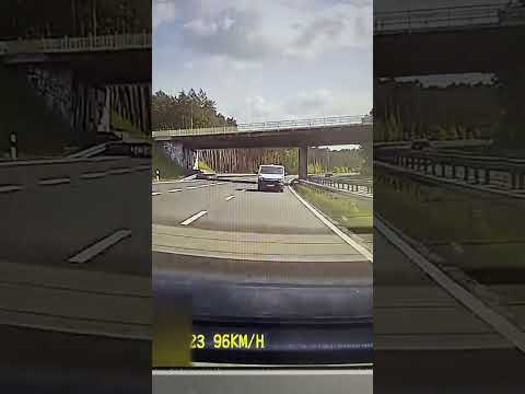 Der Bulli verhält sich richtig beim Auffahren auf die Bundesstraße