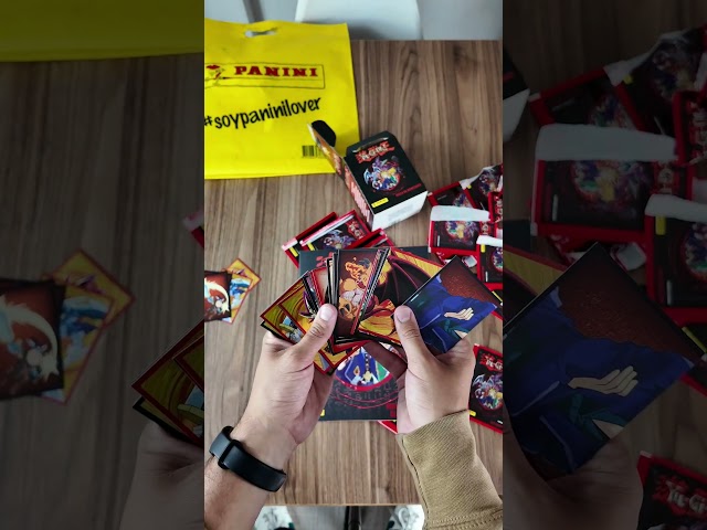 Vídeo relacionado con Álbum para 440 Cartas Magic y YugiOh - 55 Páginas con Cremallera Impermeable | Carpeta de Colección Portátil de Cuero PU | Regalo Ideal para Niños y Coleccionistas