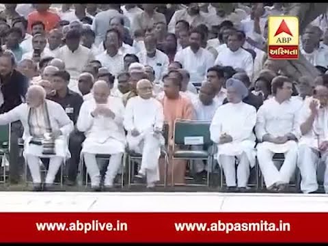 PM Modi And Amit Shah Ask To Advani Seat With Them At Atalji Antimsankar